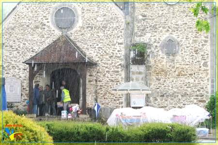 Le Vide-Grenier de Vieille Eglise sous la pluie